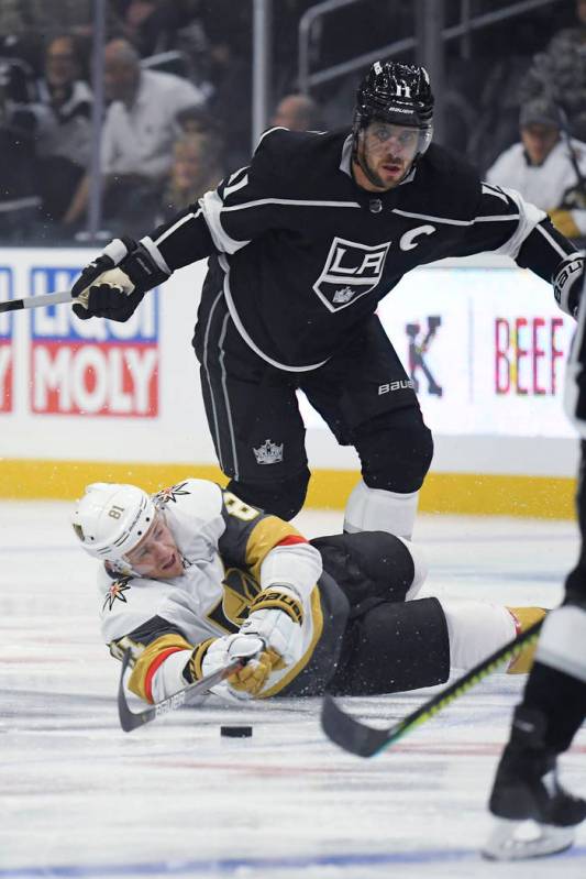 El centro de los Vegas Golden Knights, Jonathan Marchessault, cae al pasar el puck mientras est ...