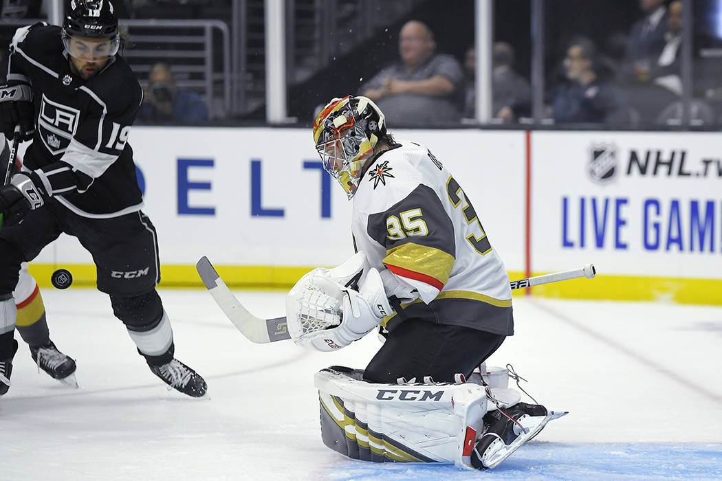 El portero de los Vegas Golden Knights, Óscar Dansk, desvía a la derecha un tiro mientras el ...