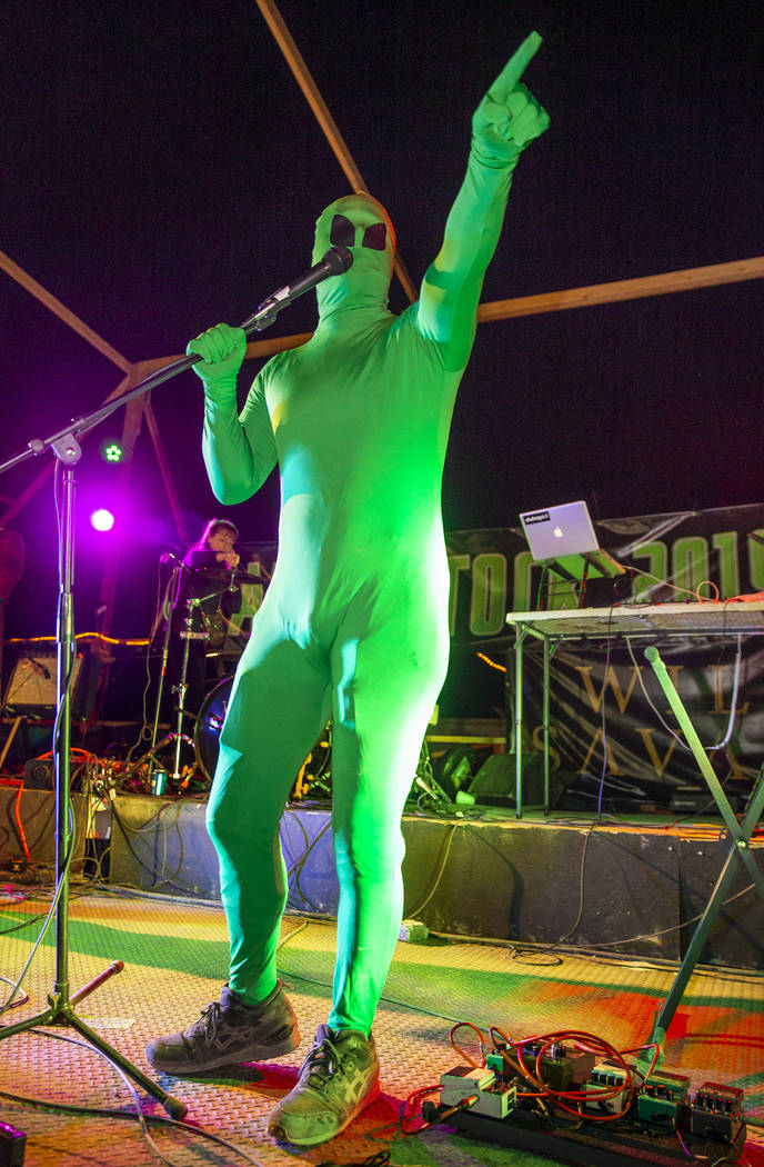El Alien Comedian hace una presentación para los asistentes al festival en el escenario princi ...