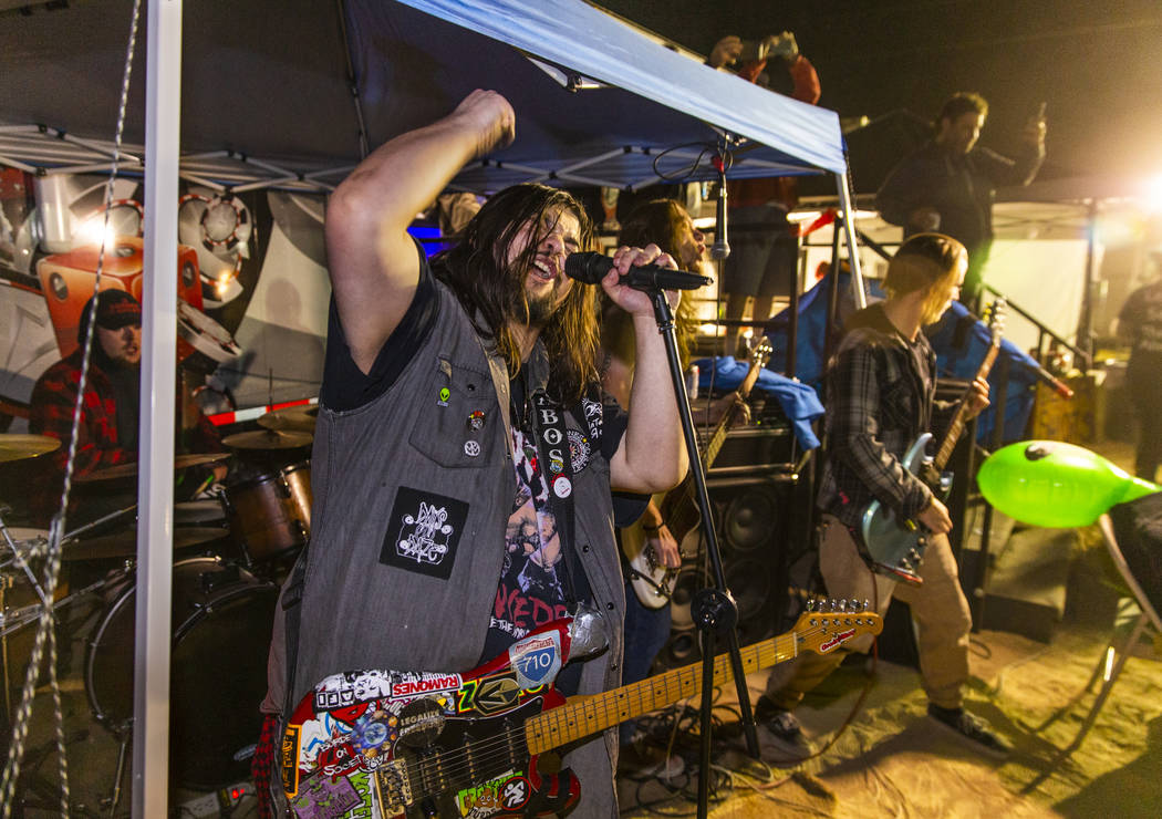 A Burden on Society toca fuerte ante los asistentes al festival en el escenario punk-rock duran ...