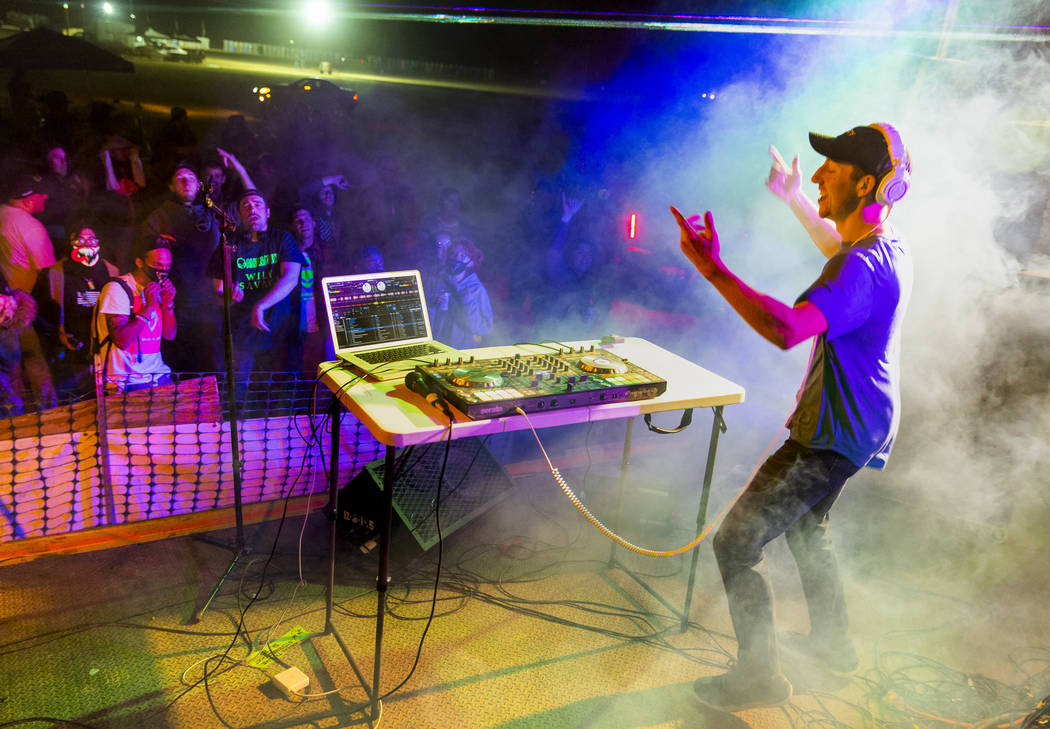 DJ Initiate se presenta ante los asistentes del festival Alienstock el sábado, 21 de septiembr ...