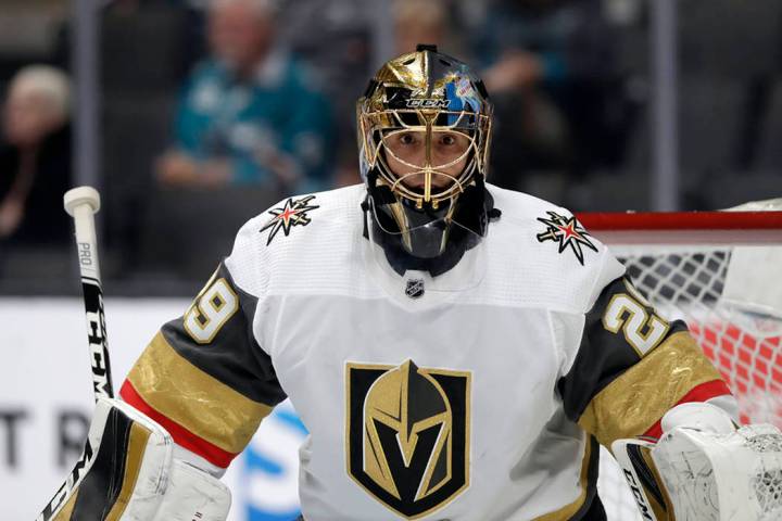 El portero de los Vegas Golden Knights, Marc-André Fleury (29) contra los San José Sharks dur ...