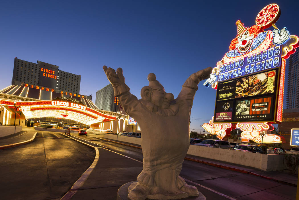 La carpa del payaso en la entrada del hotel-resort MGM's Circus Circus en Las Vegas el lunes, 1 ...