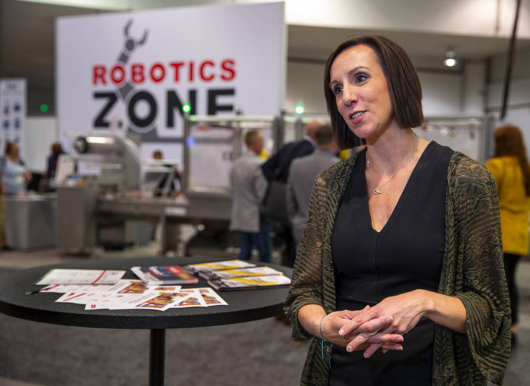 Laura Thompson con el PMMI habla sobre la PACK EXPO y cómo los robots de atrás están prepara ...