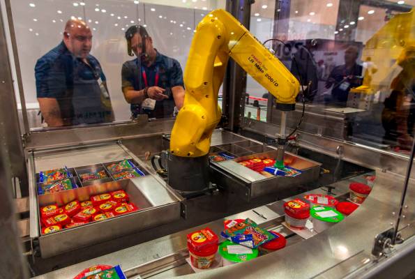 Un robot con Bosch Packaging Technology Inc. empaqueta almuerzos escolares para niños a travé ...