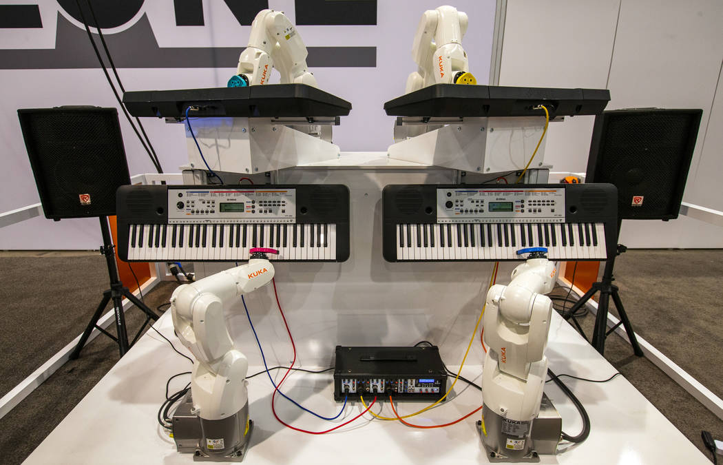 Una banda de robots Kuka de ProMach Performance Services toca pianos para los asistentes en la ...