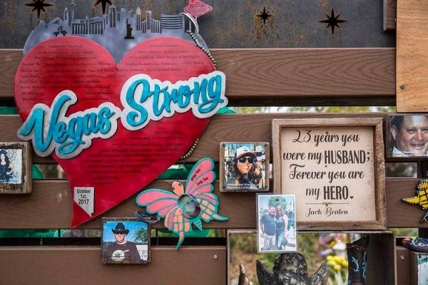 Un muro en honor a las víctimas del tiroteo del festival Route 91 Harvest en el Las Vegas Comm ...