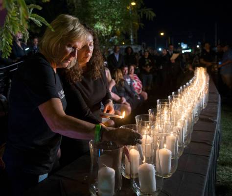 Esther Reincker, a la izquierda, y Mauricia Baca encienden velas para las 58 víctimas del tiro ...