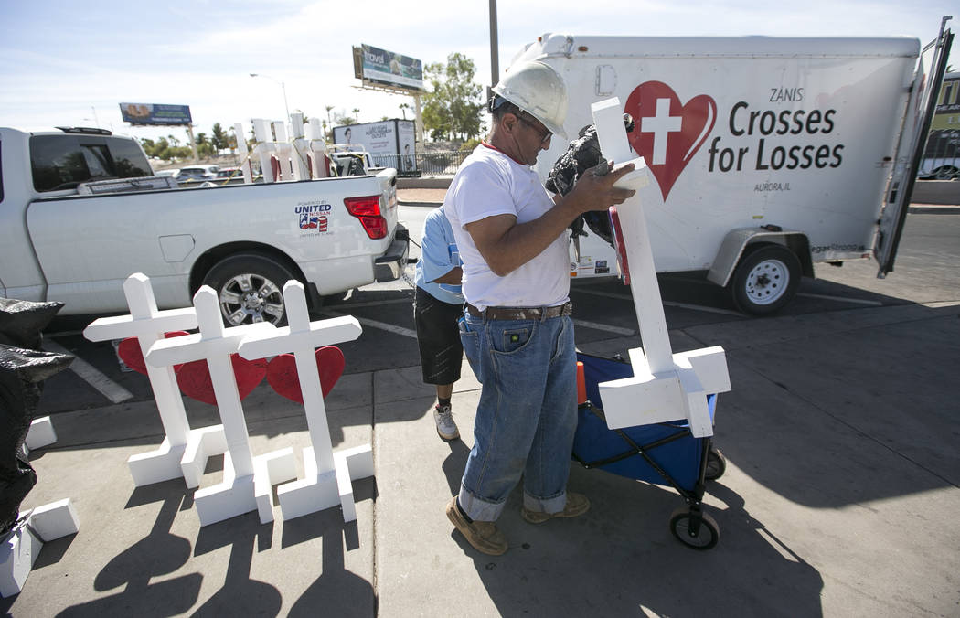 Greg Zanis, de Aurora, Illinois, instala 58 cruces cerca del letrero "Welcome to Fabulous Las V ...