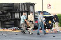 La policía de Las Vegas investiga un accidente fatal que involucró a dos autos y una camionet ...