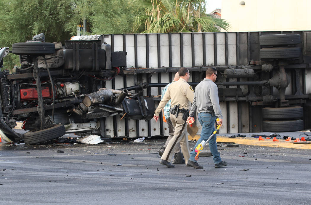 La policía de Las Vegas investiga un accidente fatal que involucró a dos autos y una camionet ...