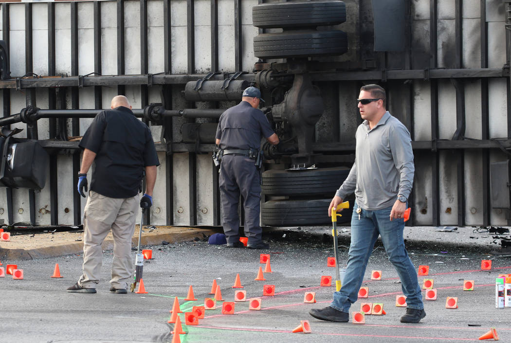 La policía de Las Vegas investiga un accidente fatal que involucró a dos autos y una camionet ...