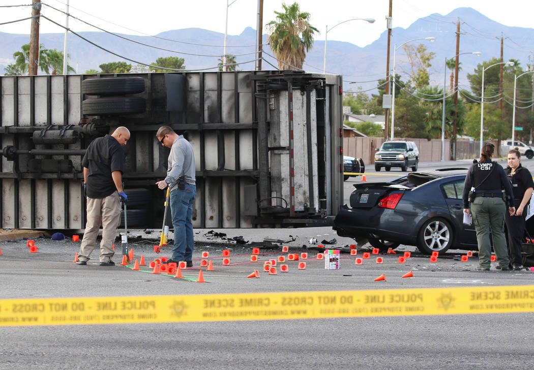 La policía de Las Vegas investiga un accidente fatal que involucró a dos autos y una camionet ...