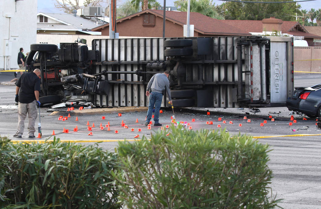 La policía de Las Vegas investiga un accidente fatal que involucró a dos autos y una camionet ...