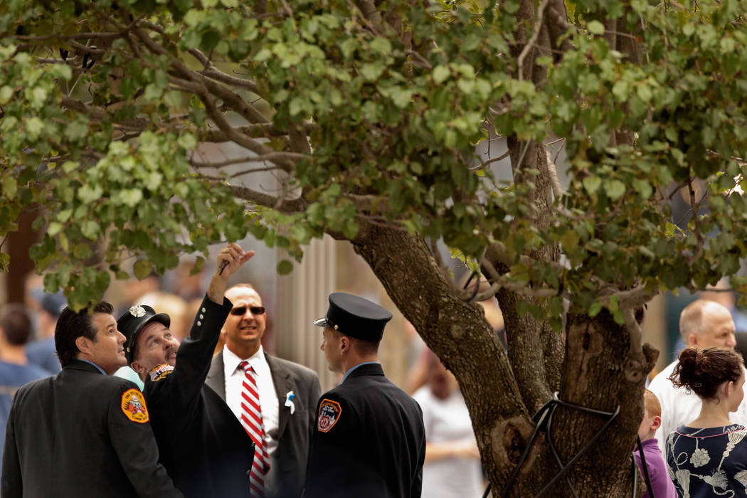 Los bomberos del Departamento de Bomberos de la ciudad de Nueva York miran el Árbol de Supervi ...