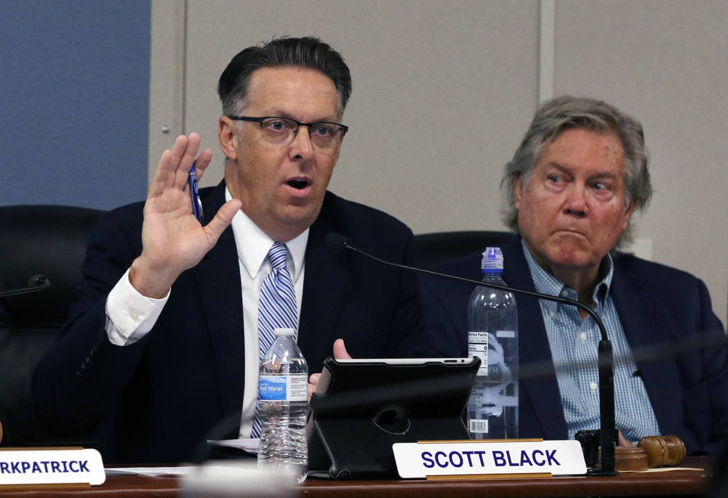 Scott Black, a la izquierda, presidente del Distrito de Salud del Sur de Nevada, habla mientras ...