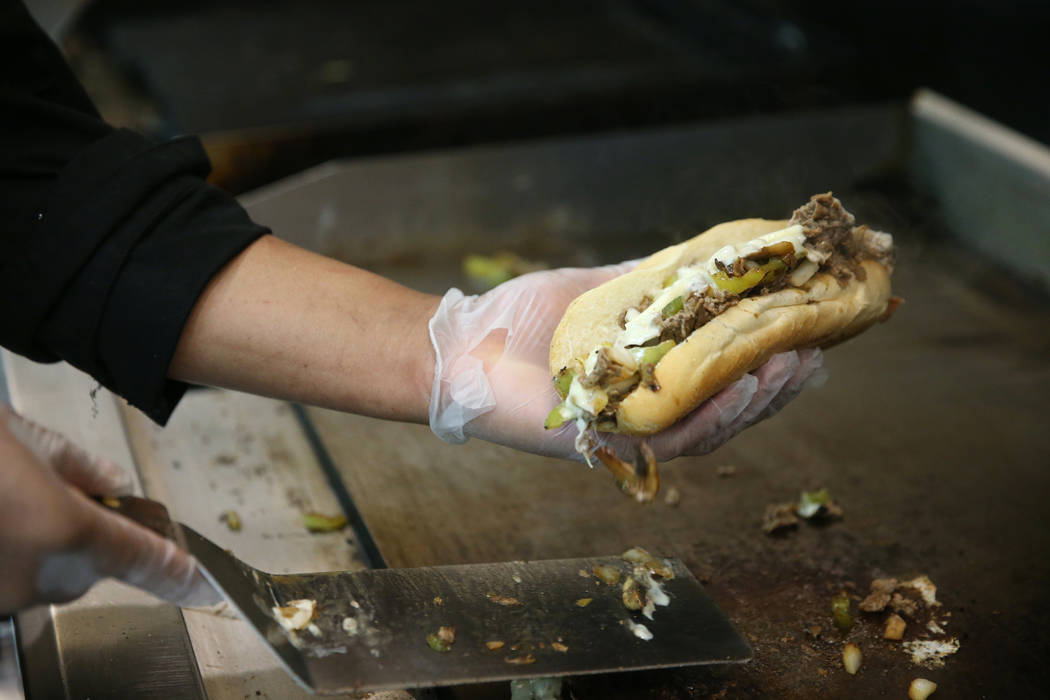 El chef José Rivera prepara un sándwich de filete en la pizzería Angelina's en Las Vegas el ...