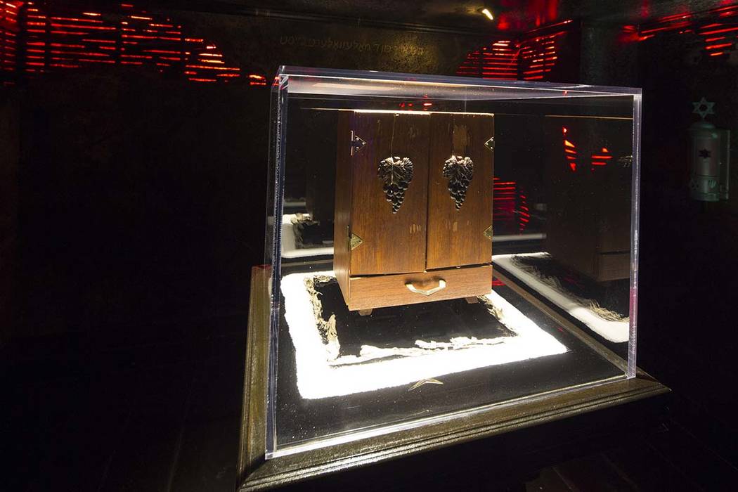 La caja Dybbuk, que se dice que es el objeto más embrujado del mundo, se exhibe en el Museo Ha ...