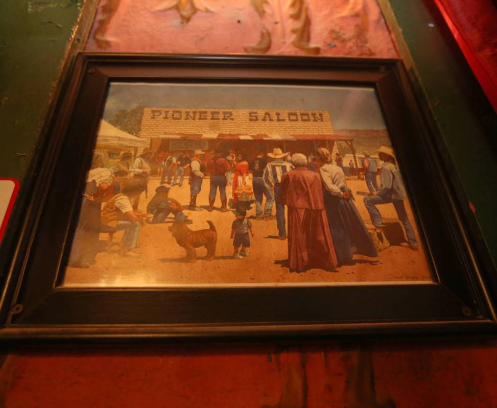 Una pintura enmarcada cuelga en el comedor del Pioneer Saloon en Goodsprings, 31 de julio de 20 ...