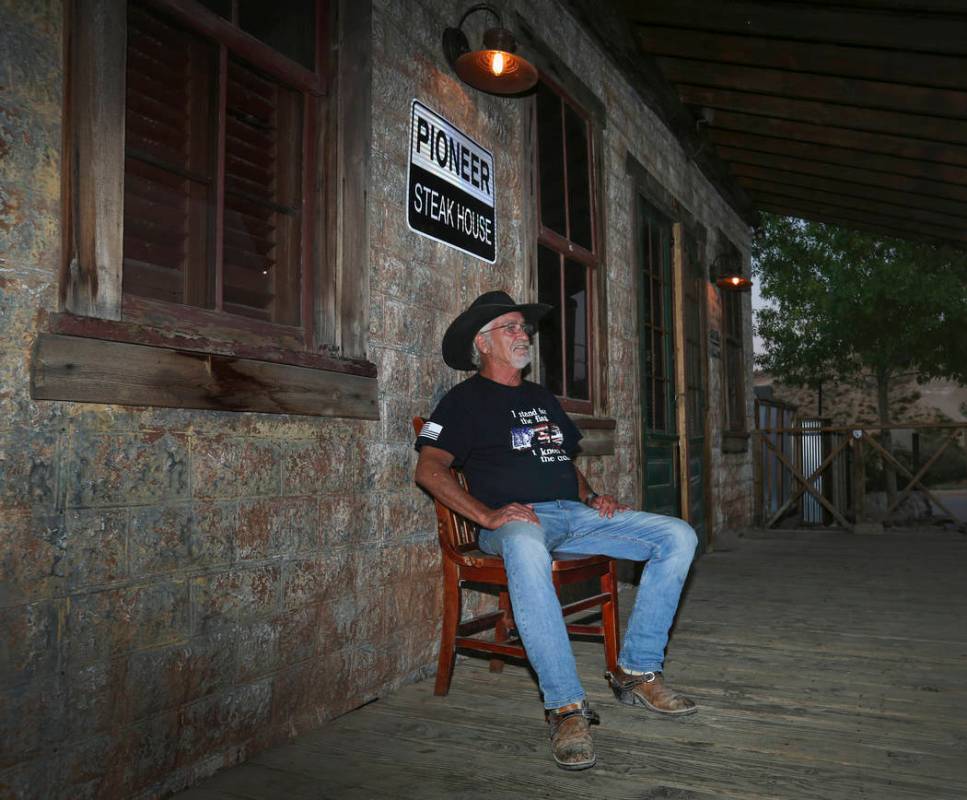 Jeff Humpres, de 64 años, de Sandy Valley, se relaja en la parte delantera del Pioneer Saloon ...