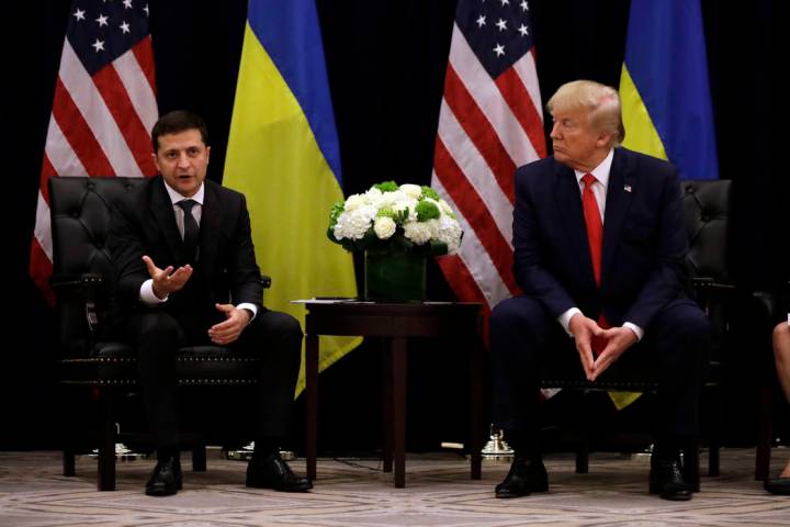 El presidente Donald Trump se reúne con el presidente ucraniano Volodymyr Zelenskiy en el hote ...