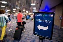 Pasajeros caminan hacia la línea de seguridad TSA PreCheck en el Aeropuerto Internacional McCa ...