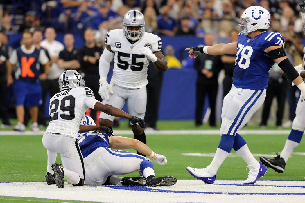 El centro de los Indianapolis Colts, Ryan Kelly (78), señala al linebacker de los Oakland Raid ...