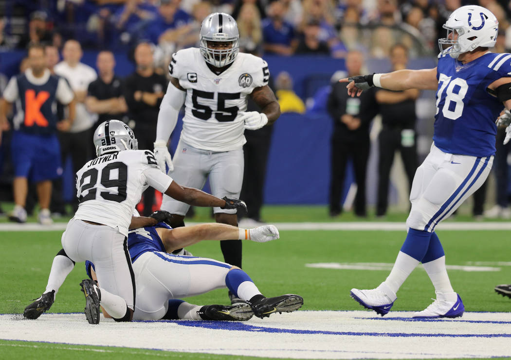 El centro de los Indianapolis Colts, Ryan Kelly (78), señala al linebacker de los Oakland Raid ...