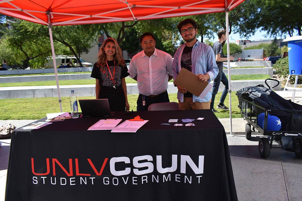 Miembros del Gobierno Estudiantil de UNLV CSUN estuvieron registrando a personas para votar dur ...