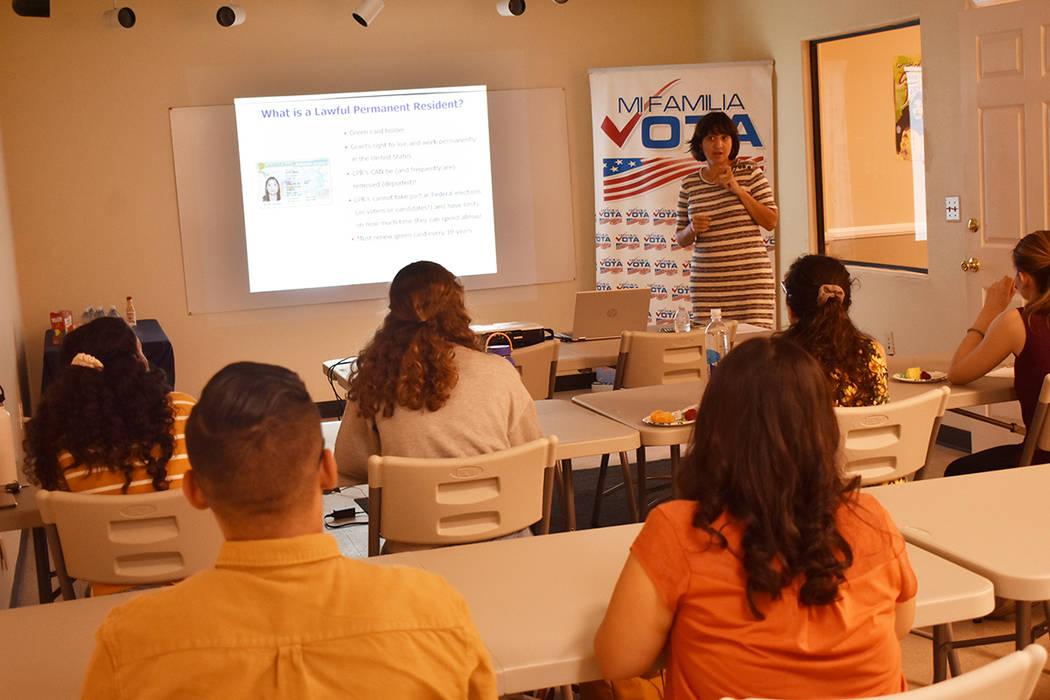 La organización Mi Familia Vota llevó a cabo un taller informativo sobre cómo llenar los For ...