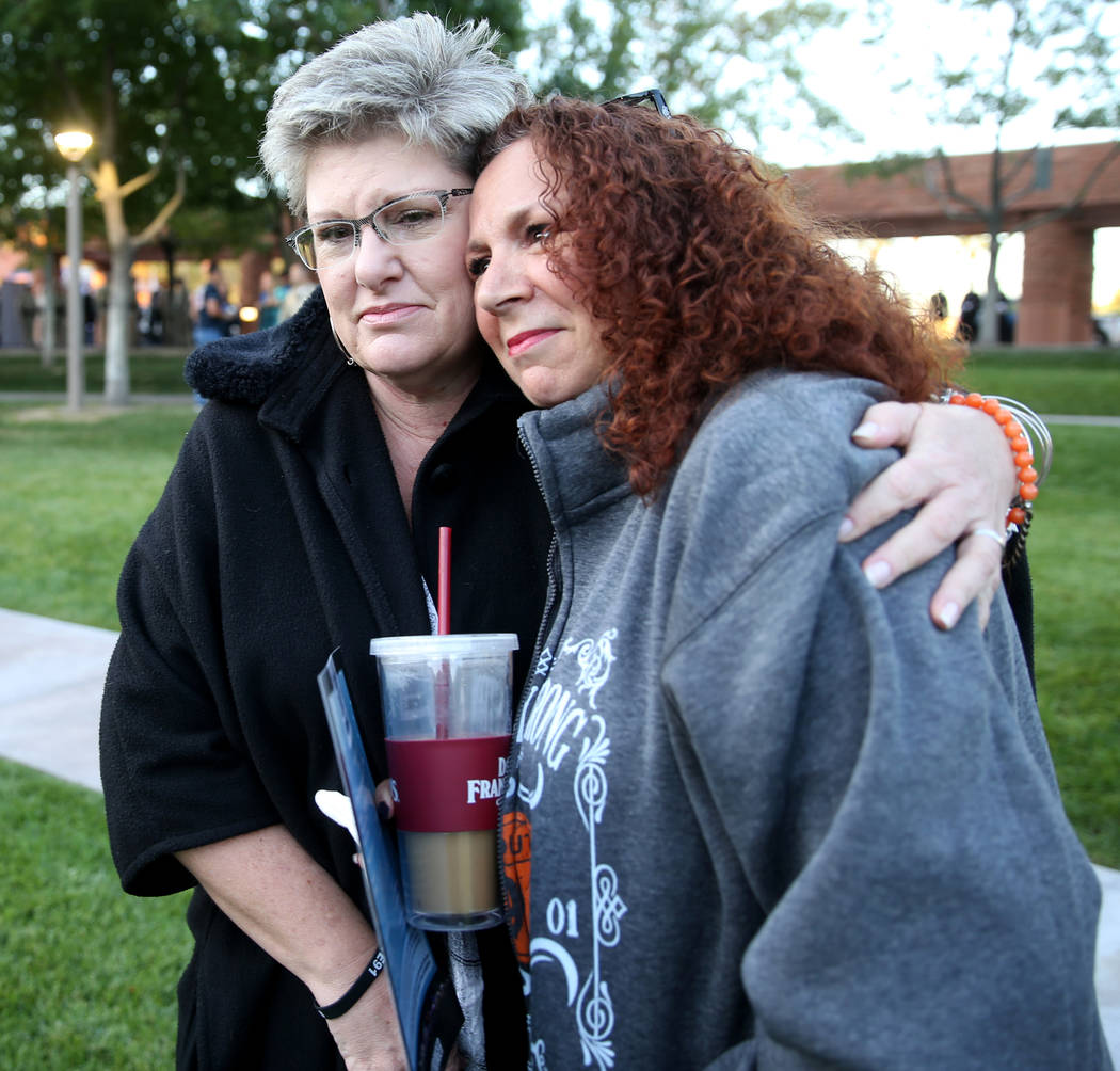 Michelle Eisenberg, de Chino Hills, California, a la derecha, recibe un abrazo de su "ángel de ...