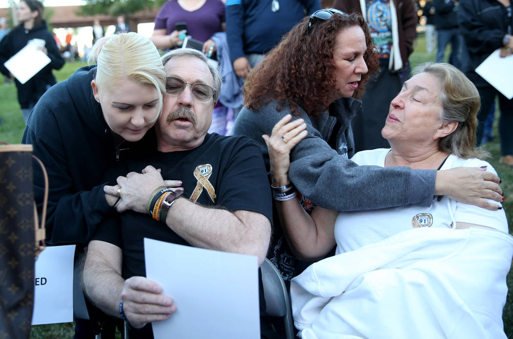 Adriane Geggie, izquierda, de Irvine, California, abraza a Steve Darling mientras Michelle Eise ...
