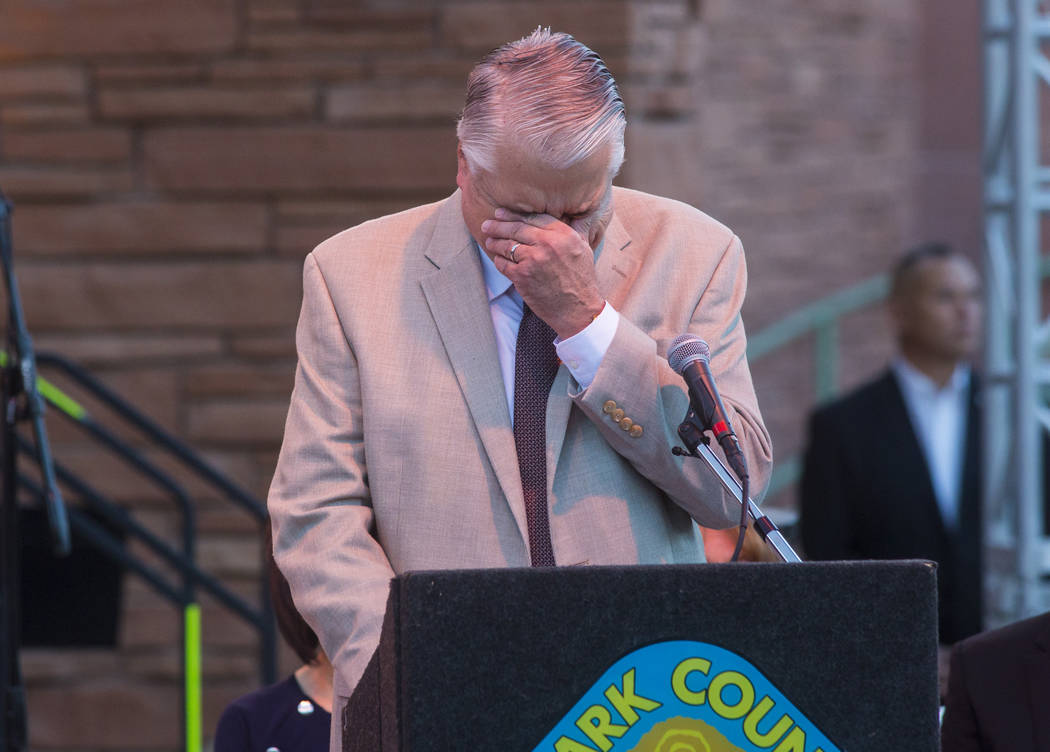 El gobernador Steve Sisolak durante una ceremonia al amanecer en recuerdo de las 58 víctimas d ...