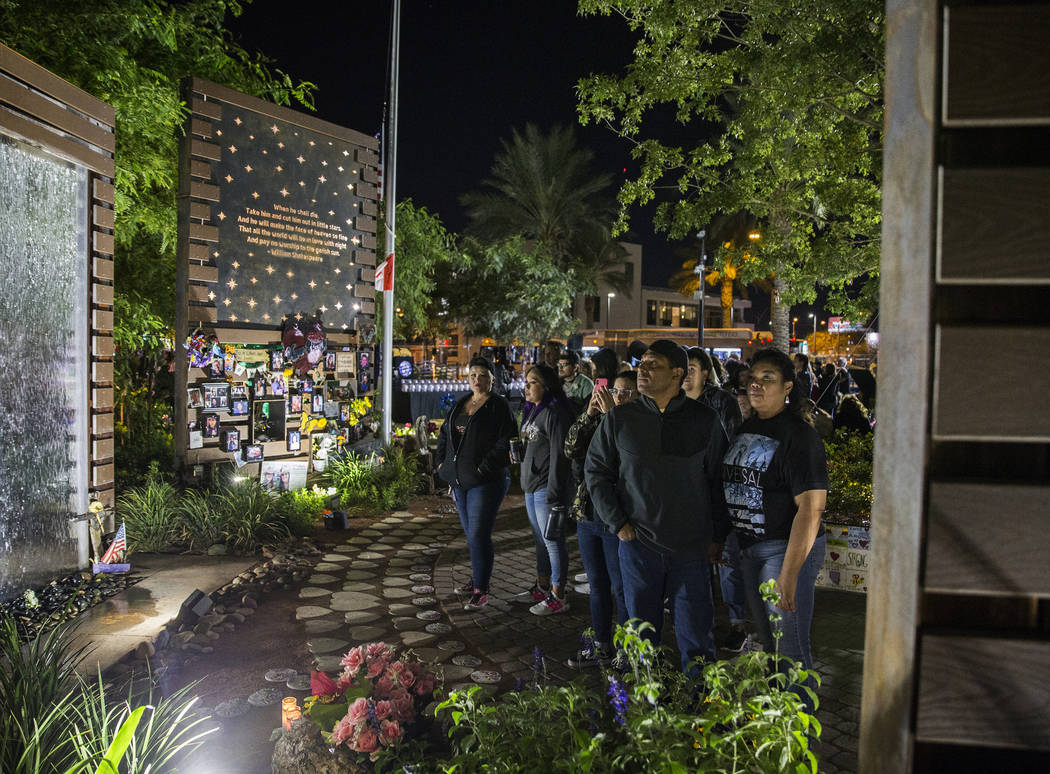 Los visitantes caminan por el Jardín de Curación Comunitario de Las Vegas antes del inicio de ...