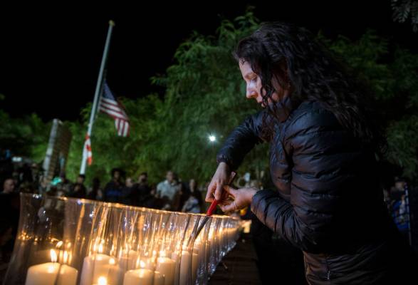 Mauricia Baca enciende velas en honor a las 58 víctimas del tiroteo en el festival Route 91 Ha ...
