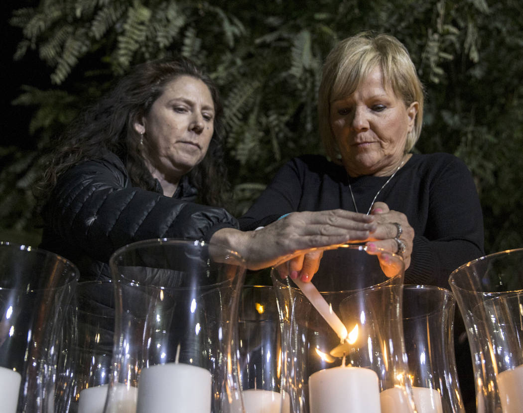 Mauricia Baca y Esther Reinecke encienden velas en honor a las 58 víctimas del tiroteo en el f ...