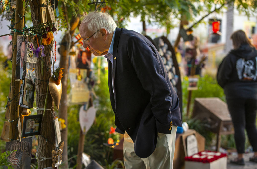 El candidato presidencial demócrata, senador Bernie Sanders, visita el Jardín de Curación de ...