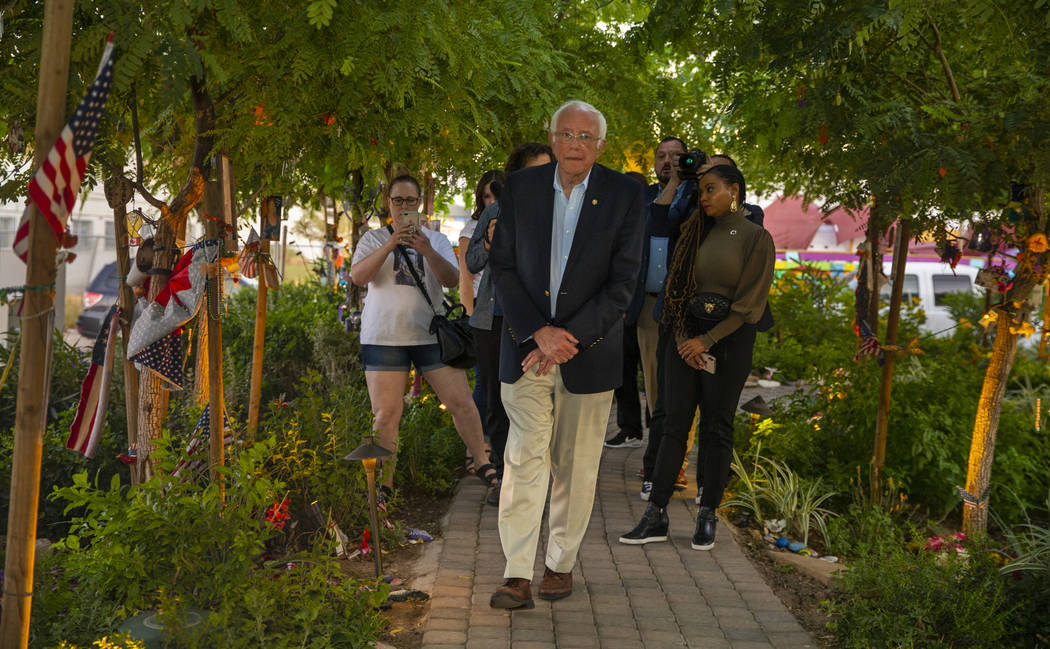 El candidato presidencial demócrata, senador Bernie Sanders, visita el Jardín de Curación de ...