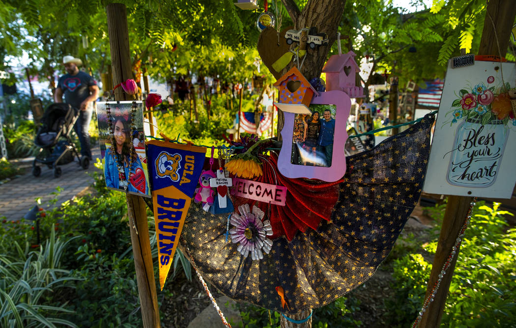 El árbol decorado para Melissa Ramírez saluda a los visitantes, incluido el sobreviviente Ger ...