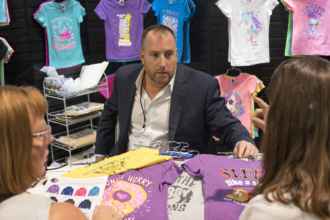 Darin Lefkowitz, director ejecutivo de JK2, una compañía que vende ropa para niños, habla co ...