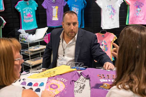 Darin Lefkowitz, director ejecutivo de JK2, una compañía que vende ropa para niños, habla co ...