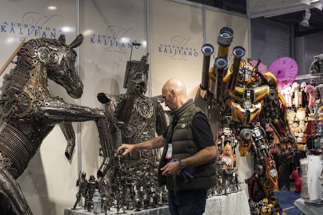 Las esculturas de metal se ven en el stand de Kalifano en el Souvenir & Resort Gift Show en el ...