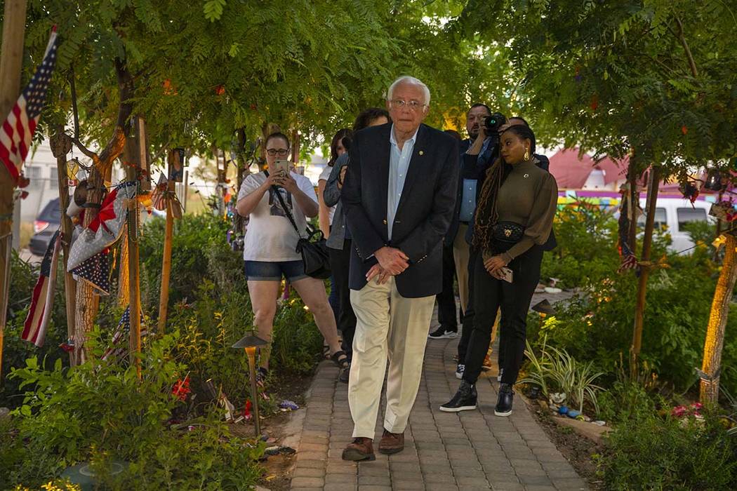 El candidato presidencial demócrata, el senador Bernie Sanders, visita el Las Vegas Healing Ga ...