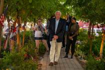 El candidato presidencial demócrata, el senador Bernie Sanders, visita el Las Vegas Healing Ga ...