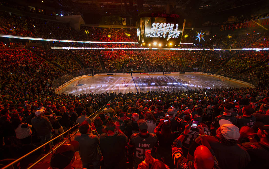La temporada 3 comienza con el primer periodo de un juego de hockey de la NHL de los Vegas Gold ...