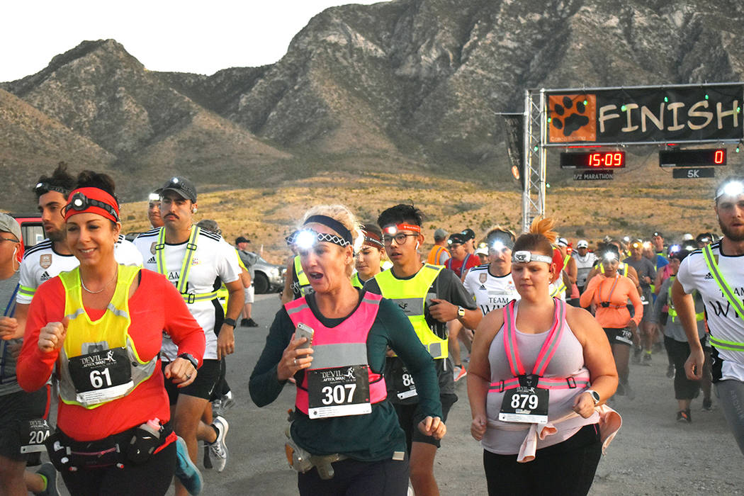 Tracy Aukamp (61), Heidi Driver (307) y Heather Urang (879) corrieron en la categoría de 5 kil ...