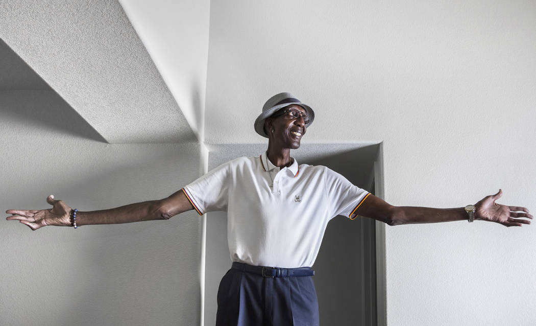 George Bell, una vez oficialmente el hombre más alto de Estados Unidos, en su casa en Las Vega ...