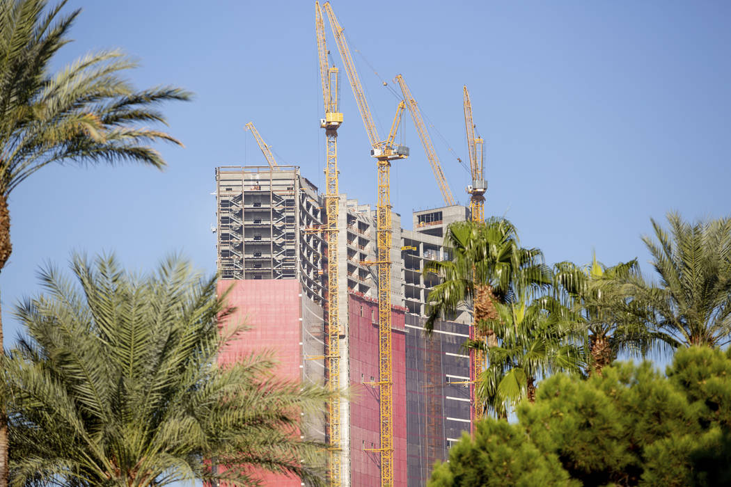 La construcción continúa en Resorts World Las Vegas en el Strip el jueves, 3 de octubre de 20 ...