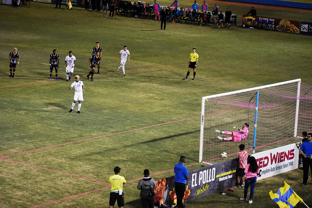 Las Vegas Lights FC celebró el “Mes Contra el Cáncer de Mama” con una brillante actuació ...