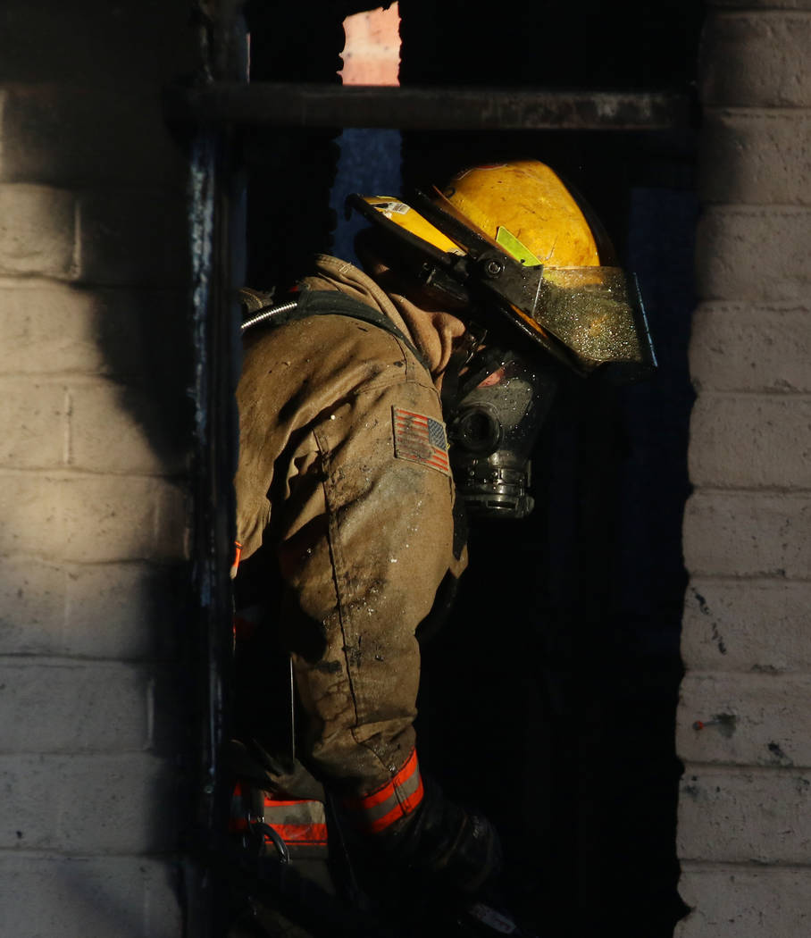 Un bombero del Condado de Clark combate un incendio en un área comercial en 824 E. Sahara Ave. ...